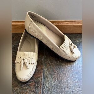 New women's Dr. Scholl’s Kiltie tassel slip on loafers.Cream/light tan.Size 6.5